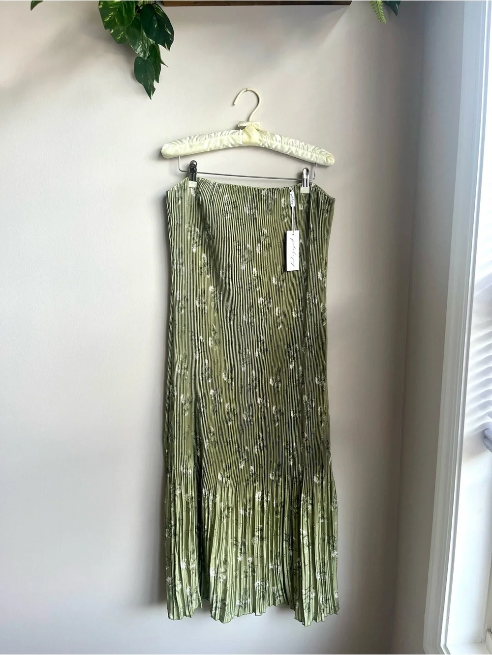 Petal & Pup Olive Green Floral Pleated Midi Dress with White Print - Picture 1 of 5